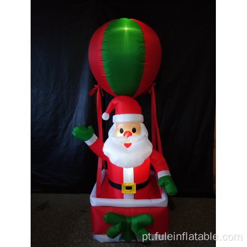 Papai Noel inflável de feriado feliz em um balão de ar quente